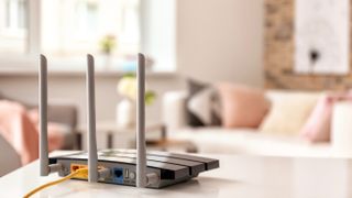 Un módem Wi-Fi en una casa