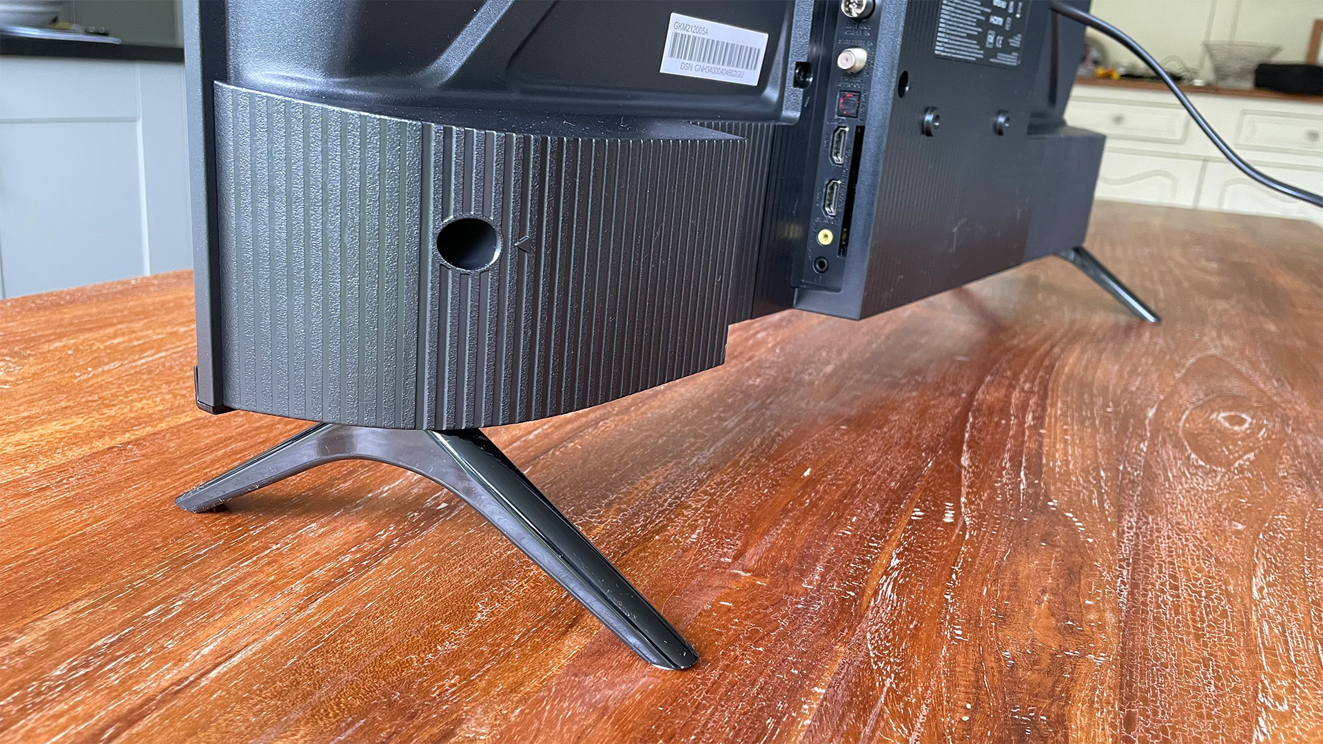 TCL 32SF540K 32英寸木桌电视，显示后部连接