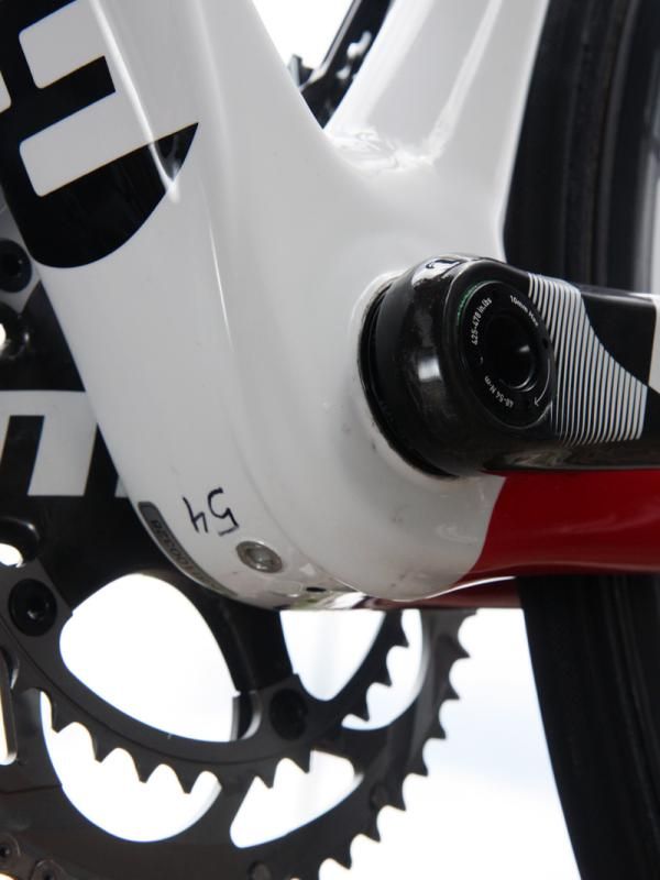See that rib running along the underside of the bottom bracket shell? That tube guides the internally routing derailleur housing and Focus claims it also helps stiffen the tube.