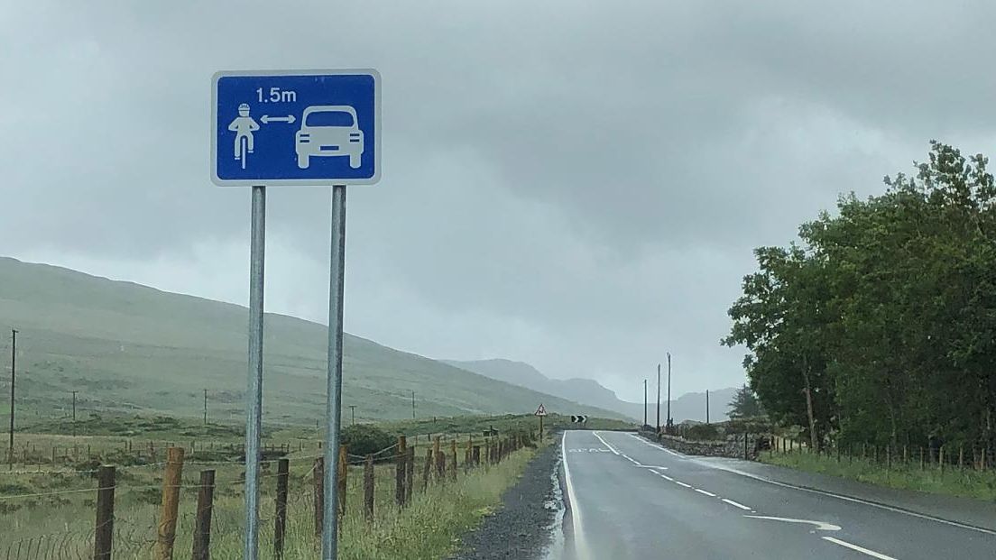 A sign instructing drivers to leave a 1.5m distance when overtaking cyclists