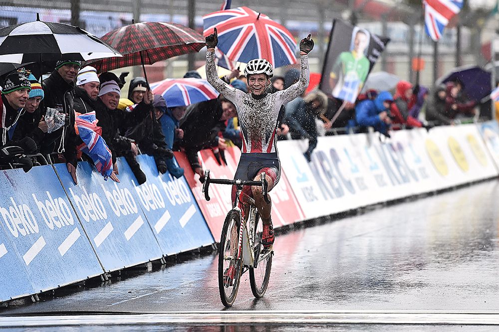 Evie Richards (Great-Britain) celebrates victory