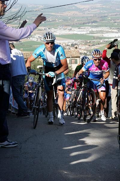 Alessandro Petacchi (Team Milram) needs more than cheers for this climb.