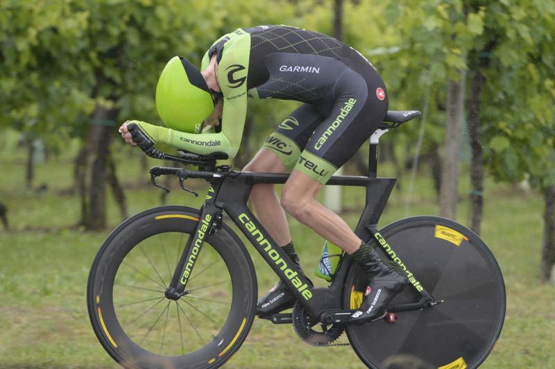Ryder Hesjedal (Cannondale-Garmin) tucks in