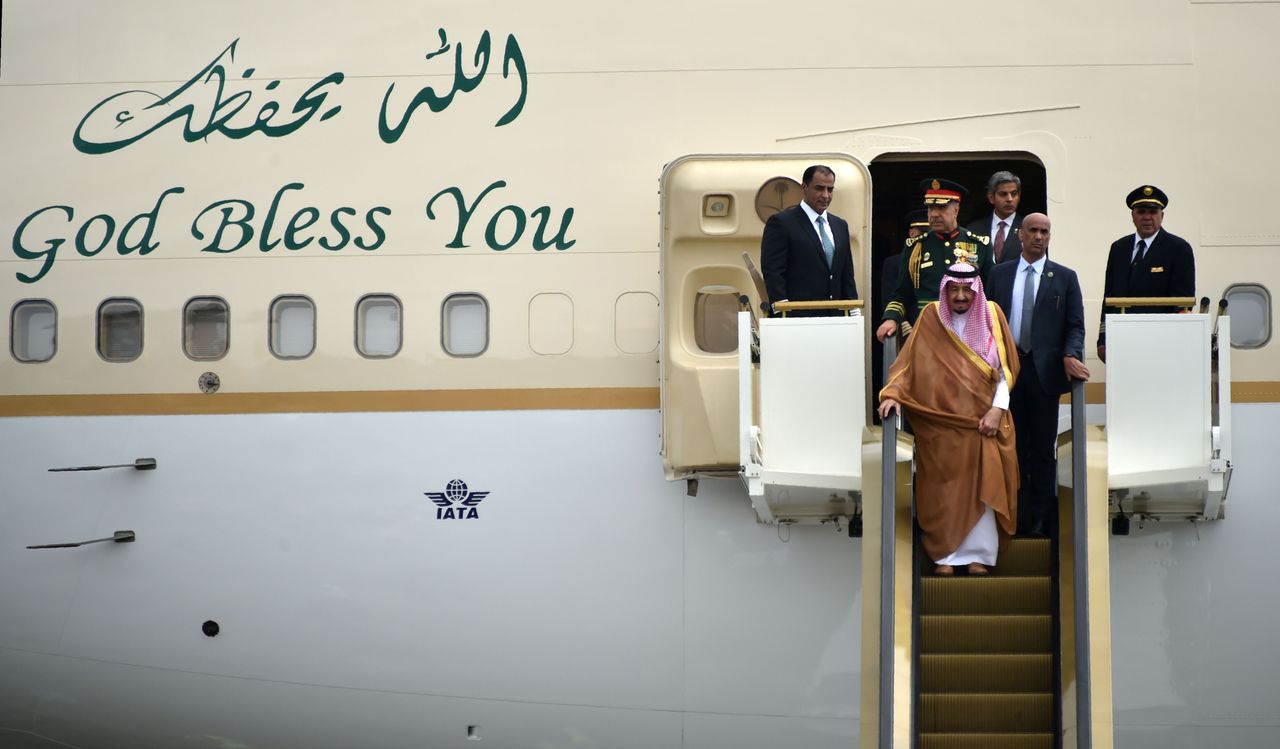 The Saudi monarch arrives.