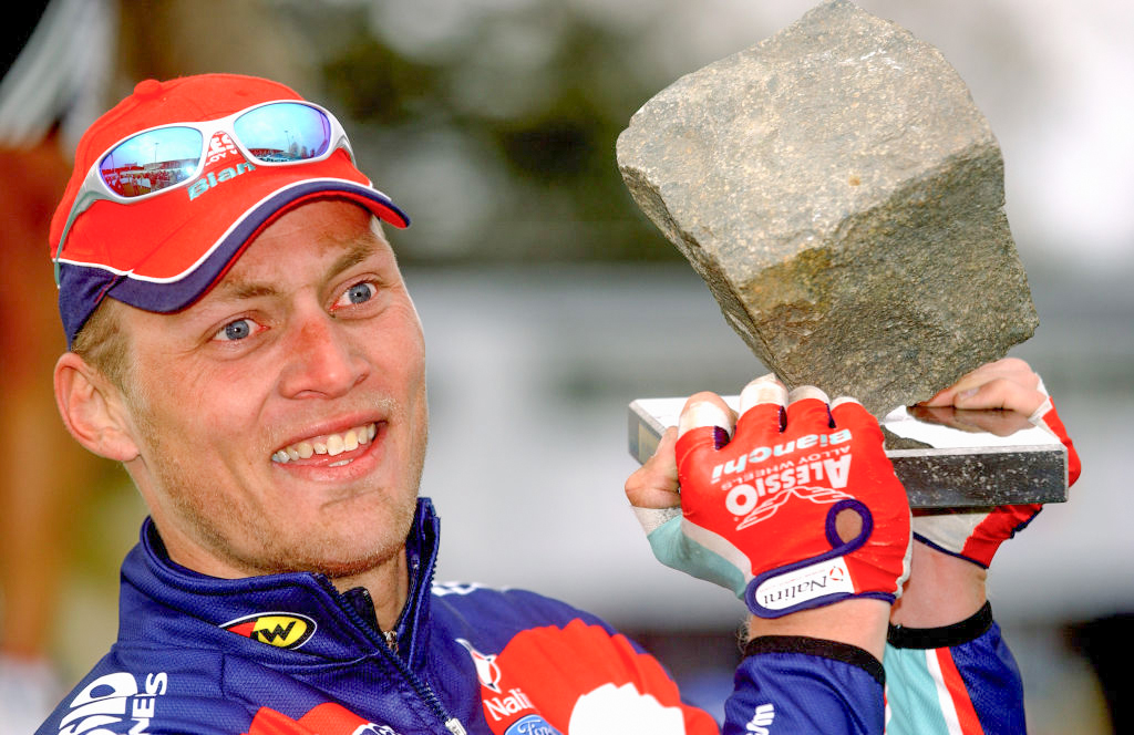 Magnus B&amp;auml;ckstedt holds the cobblestone trophy after winning the 2004 Paris-Roubaix