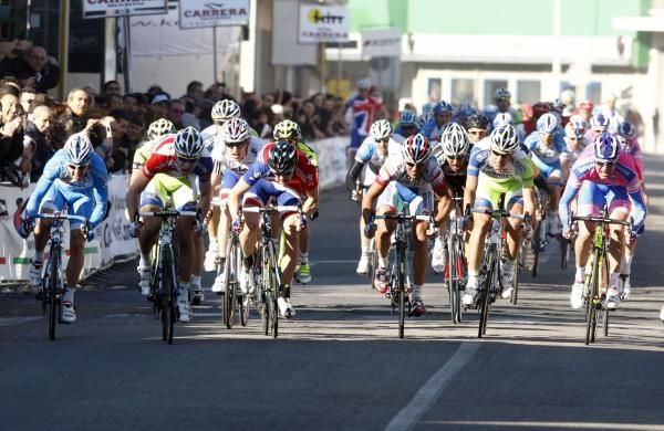 Sagan starts his sprint