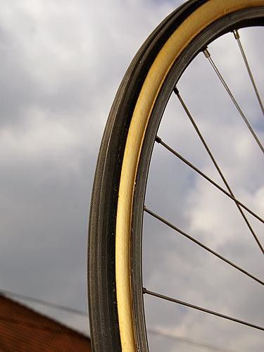 Quick Step bikes were fitted with massive 27mm-wide tubulars said to be sourced from Challenge.