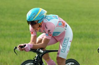 Overnight race leader Alexandre Vinokourov (Astana) would surrender the pink jersey.