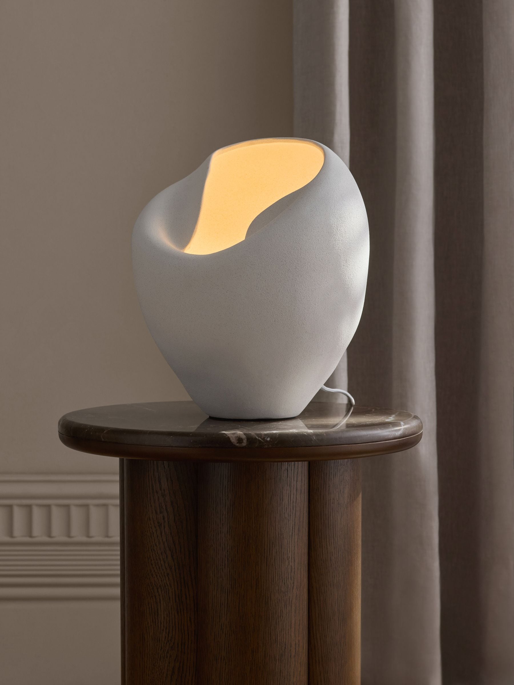 White N. Premium Isac Table Lamp
