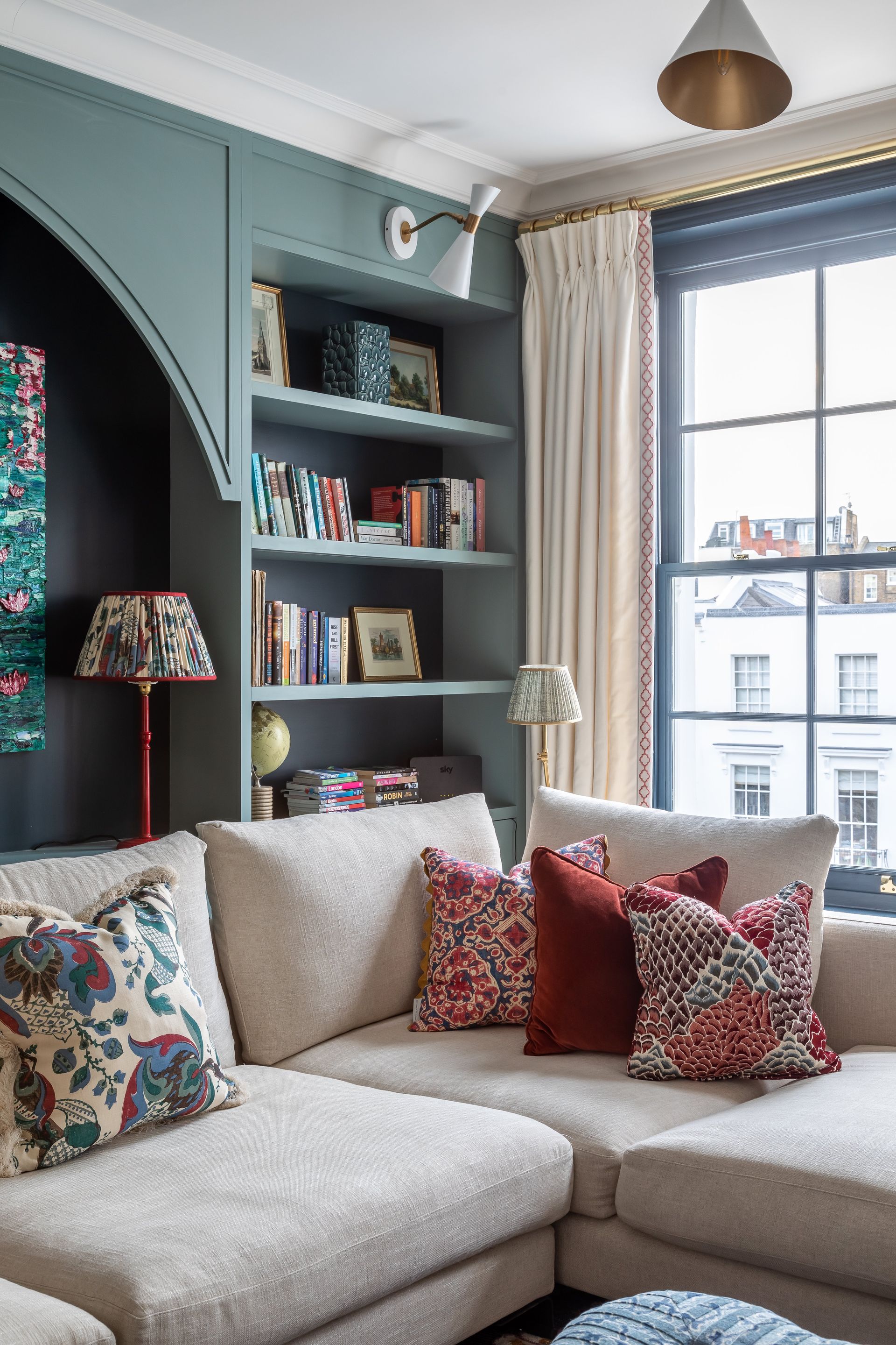 Μικρό μπλε σαλόνι με εντοιχισμένη αποθήκη