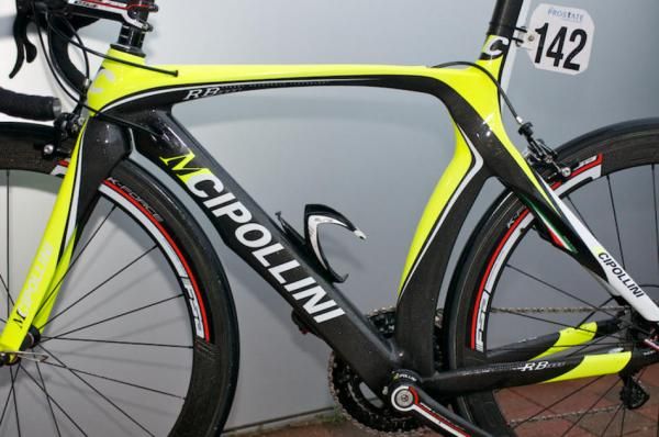 The frame and fork are covered in aero flourishes.