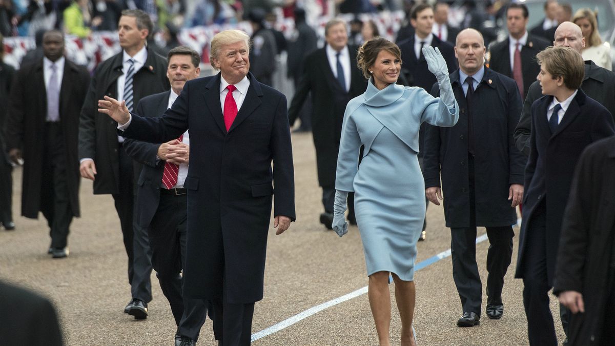 C'est apparemment pour cela que Donald Trump évite de tenir la main de Melania en public