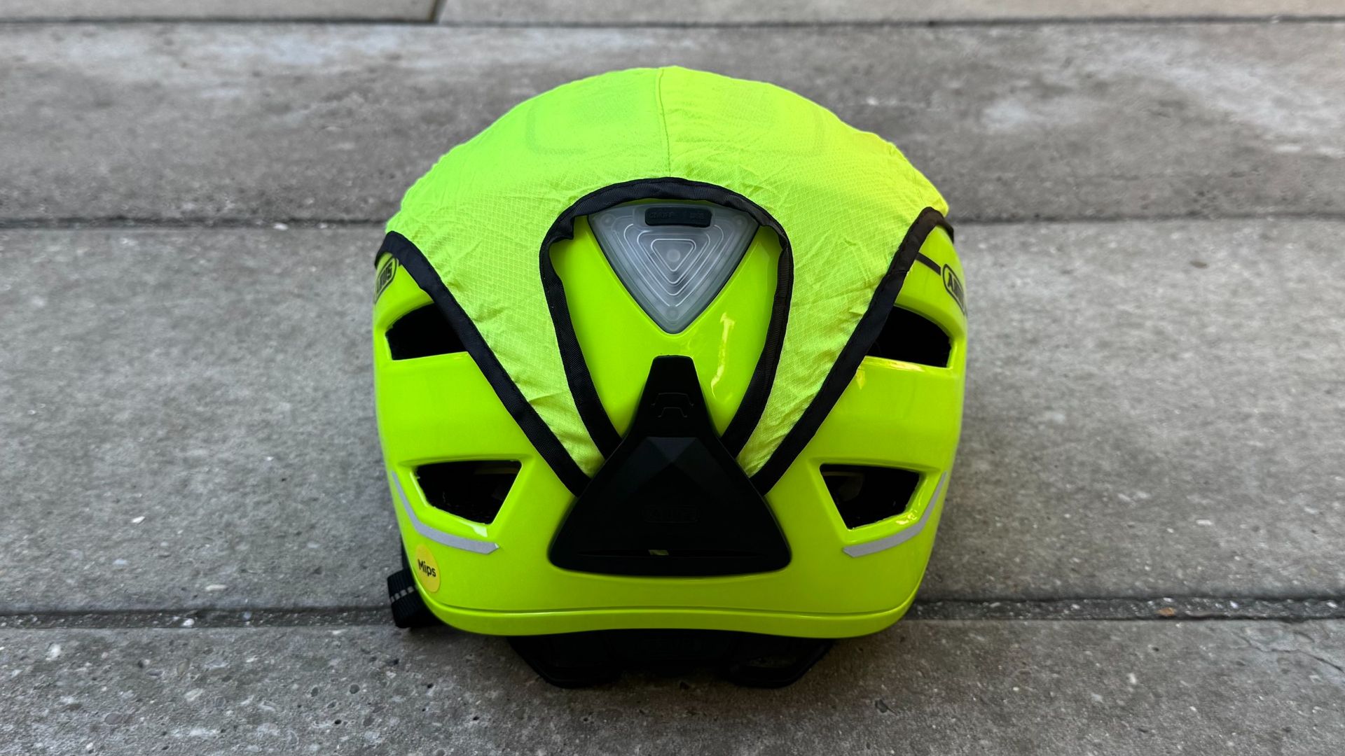 The Abus Pedelec 2.0 MIPS rain cover and compartment