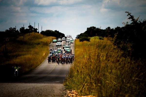 The peloton enjoys the African sun
