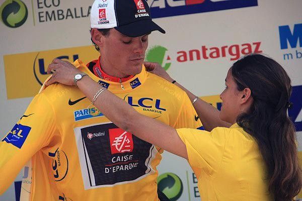 Caisse d'Epargne's Leon-Luis Sanchez gets his final yellow jersey in Nice.