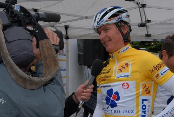 Yauheni Hutarovich (Fran&ccedil;aise Des Jeux) is interviewed by reporters before the start