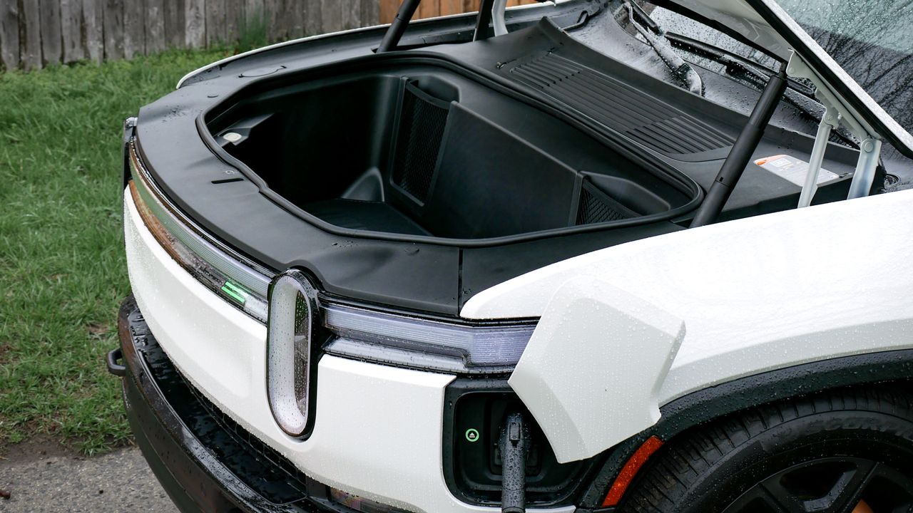 2025 Rivian R1S Tri-Motor test drive review.