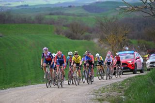 Strade Bianche Women LIVE - Peloton battles on the gravel roads of Tuscany