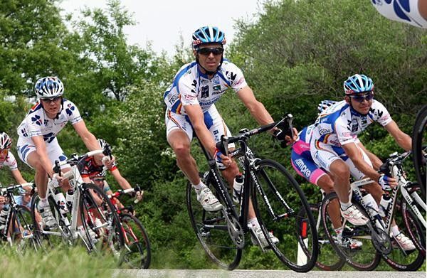 Gilberto Simoni (Serramenti PVC Diquigiovanni-Androni Giocattoli) takes a corner.