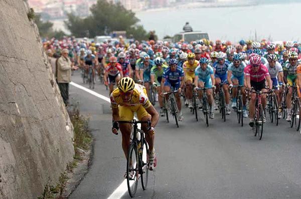 Andrea Tafi (Saunier Duval) attempts to bridge across to the break