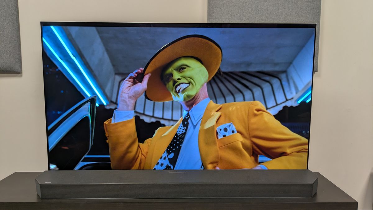 The Mask 4K Blu-ray showing The Mask tipping his hat on LG G5