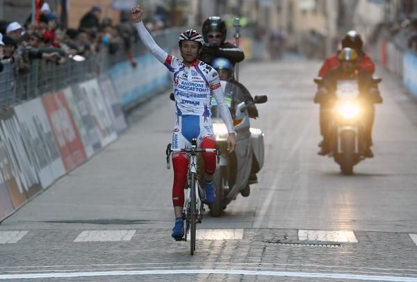 Michele Scarponi (Androni Giocattoli) wins the stage to Chieti.