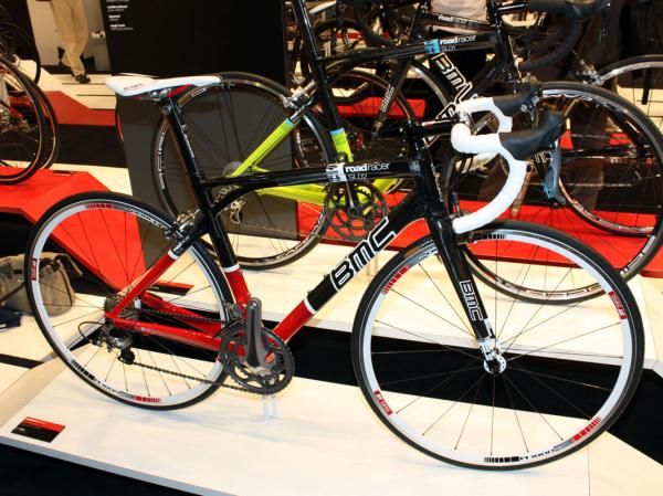 The new Roadracer SL01 and SL02 models get a full-carbon frame for 2011 plus the clever Streampost design adapted from the now-defunct SLX01.