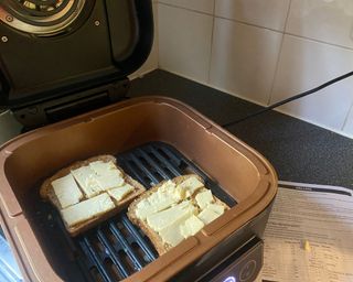 Russell Hobbs SatisFry cooking cheese on toast