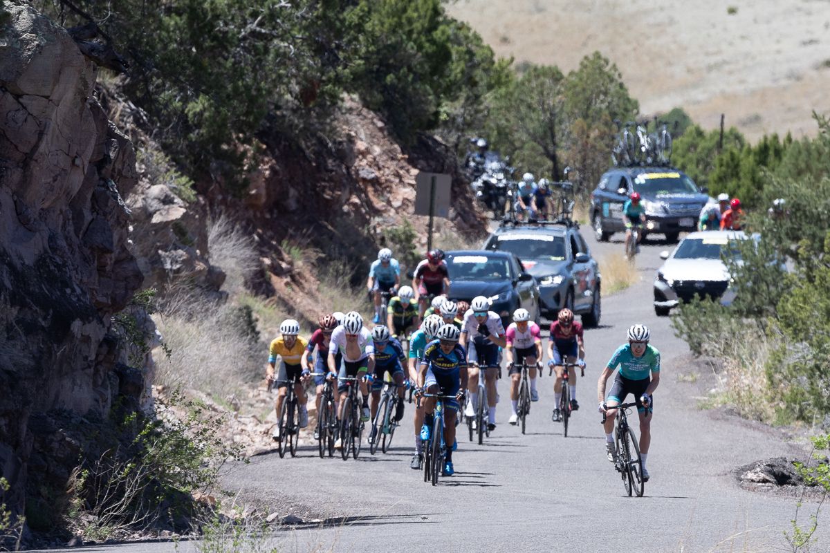 At 3.75km to go, a group of 19 riders chases Lopez (ahead by just a few seconds at this point)