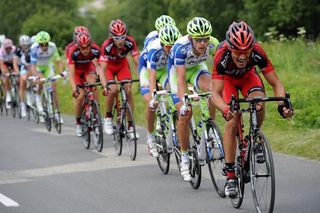 Cadel Evans went back to the peloton after a mechanical and then led the chase on the Telegraphe.