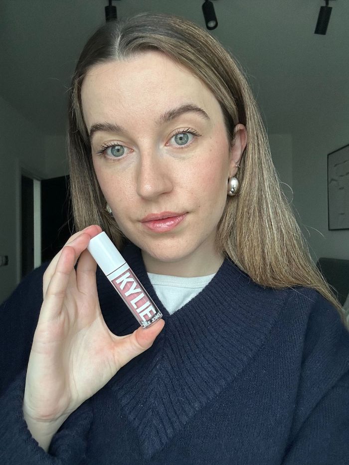 Junior beauty editor, Grace Lindsay, testing the best lip glosses
