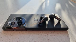 OnePlus 11 og OnePlus Buds Pro 2