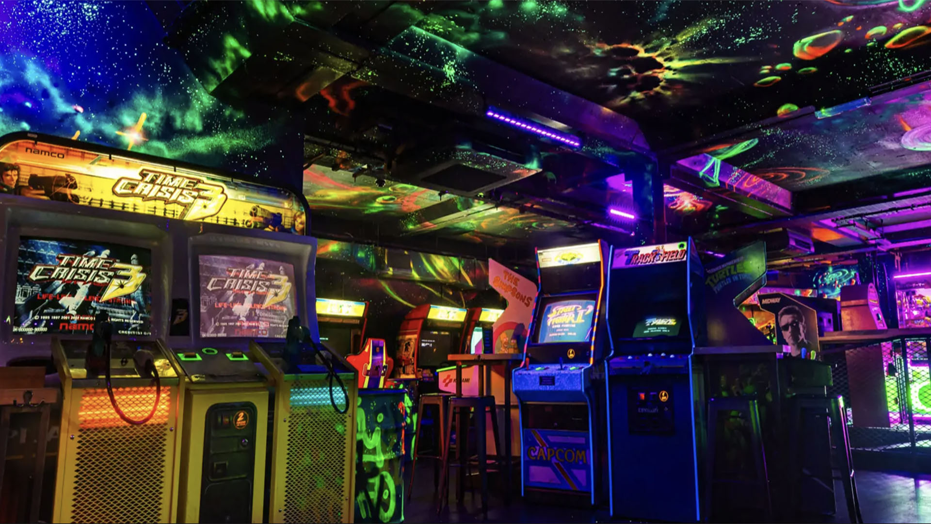 A photo inside an NQ64 arcade. 
