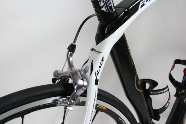 The lines of the top tube are continued in the single monostay that reinforces the rear end