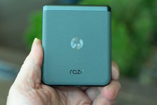 Motorola Razr 2023 en plusieurs couleurs demi-fermé avec couvercle affichant le contenu