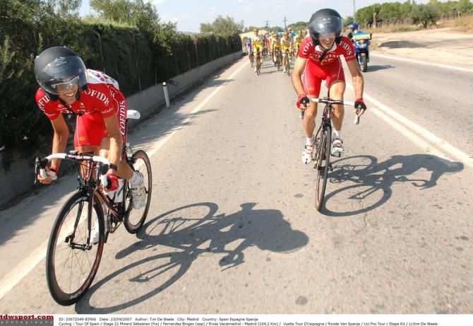 S&eacute;bastien Minard and Bingen Fern&aacute;ndez show off their new helmets
