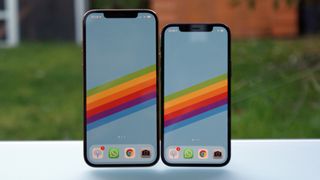 El iPhone 12 Pro Max (izquierda) y el iPhone 12 Pro