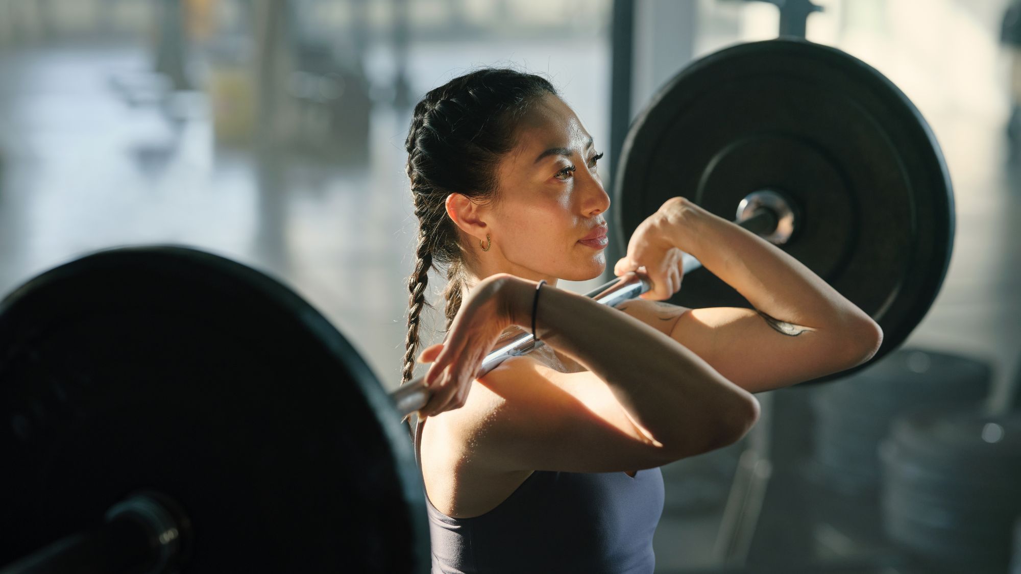 Resistance vs strength training: A woman working out lifting weights