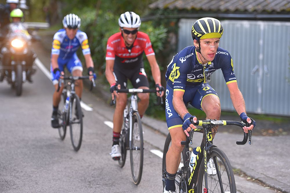 Simon Yates leads Alberto Contador and Enric Mas