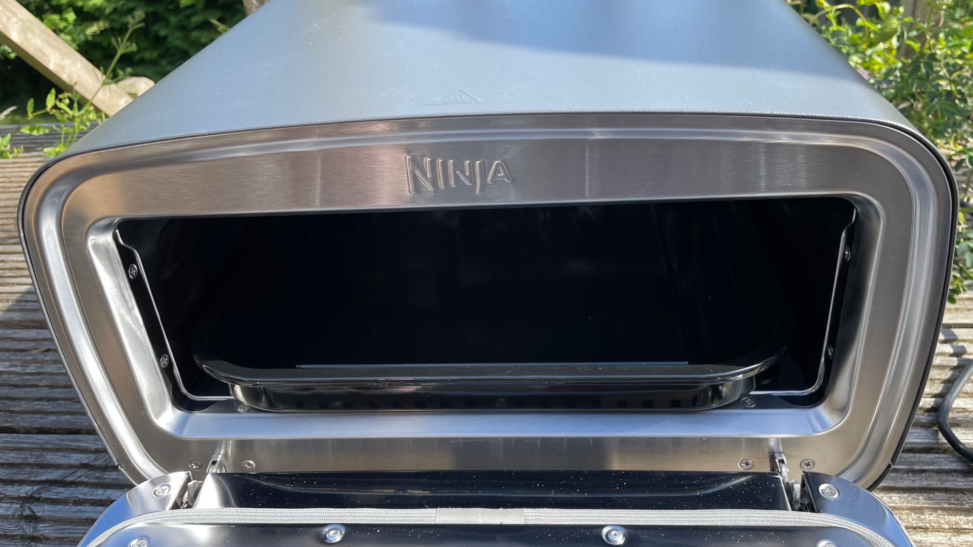Ninja Artisan Electric Outdoor Pizza Oven and Air Fryer oven mouth