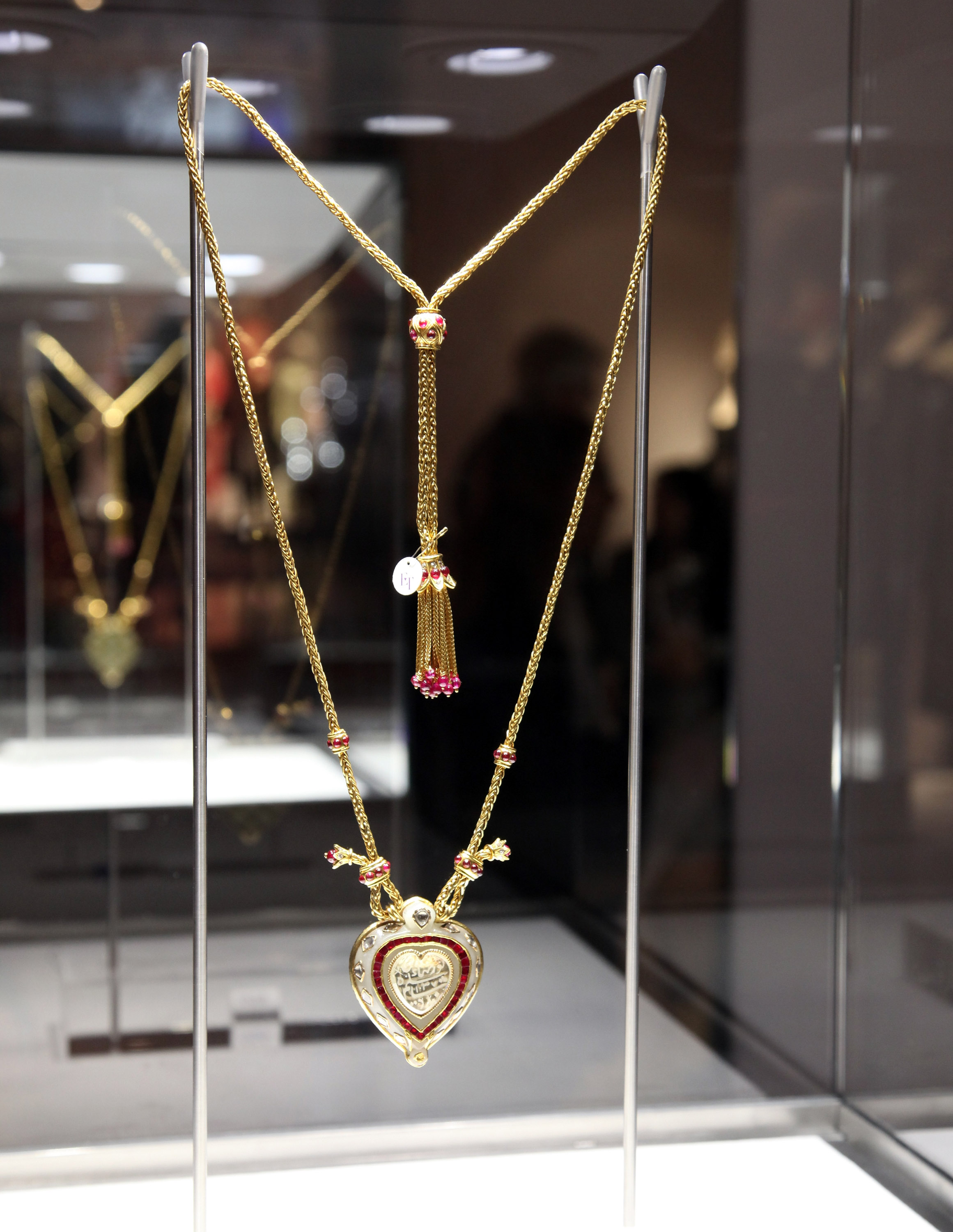 Elizabeth Taylor's Taj Mahal necklace on auction in December 2011