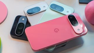 Google Pixel 9 i fyra olika färger; svart, vit, ljusgrön och rosa.