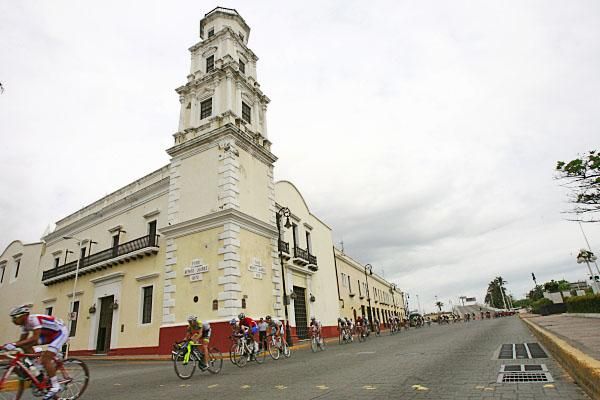 The peloton races through Veracruz