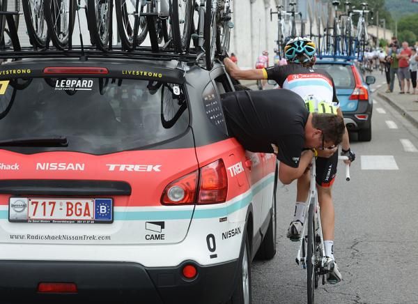 Frank Schleck gets some help from the RadioShack team car