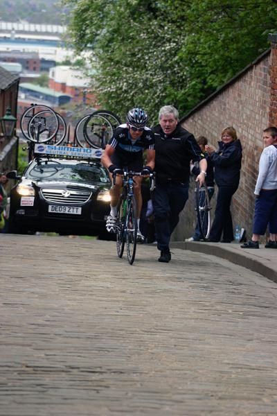 Geraint Thomas (Sky) dropped his chain on the last climb while threatening for a podium finish.
