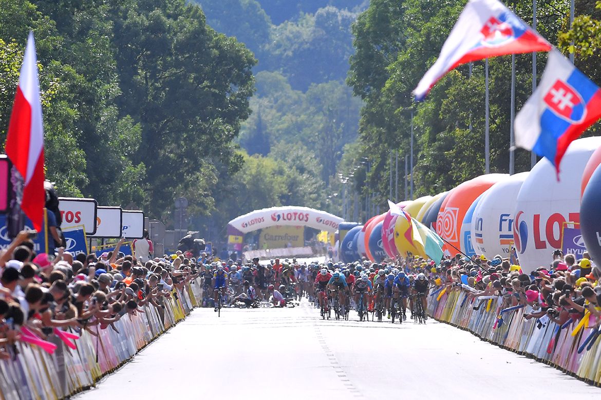 The bunch hurtles towards the finish in Krakow on stage 1 of the 2017 Tour de Pologne.