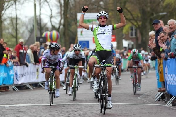 Marianne Vos (Nederland Bloeit) celebrates after she wins the sprint from Shelley Olds (Diadora Pasta Zara) and Emma Johansson (Hitec Products)