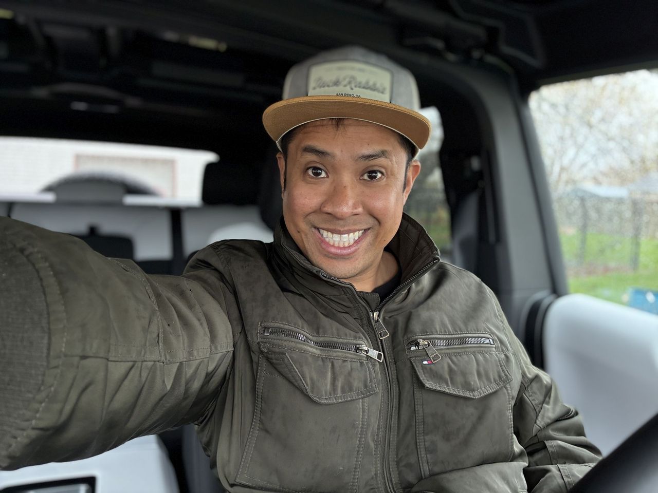 Apple iPhone 16e portrait sample.