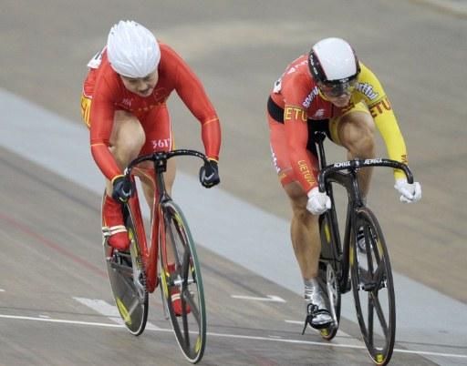 Shuang Guo (People's Republic of China) wins sprint gold ahead of Simona Krupeckaite (Lithuania)
