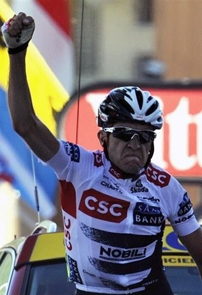 Carlos Sastre (Team CSC - Saxo Bank) wins and takes over the yellow jersey on L'Alpe d'Huez.